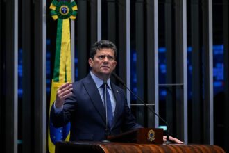 Sergio Moro discursando na tribuna do Senado Federal