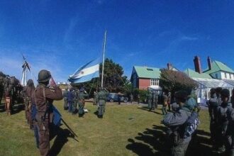 Grupo de soldados argentinos. País reivindica soberania nas Ilhas Malvinas