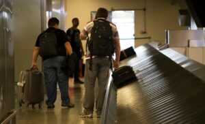 Esteira de bagagem em aeroporto