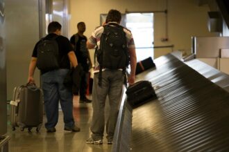 Esteira de bagagem em aeroporto