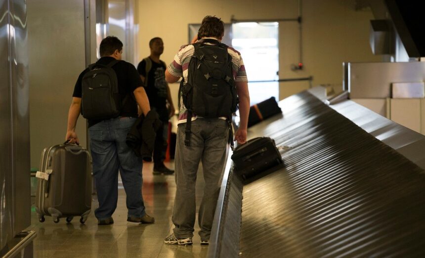 Esteira de bagagem em aeroporto