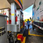 Caminhão abastece com diesel em posto em São José dos Campos (SP)