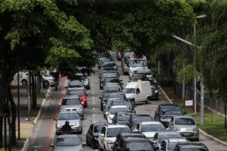 Fila de carros é vista na Avenida Rebouças, na zona oeste da capital paulista