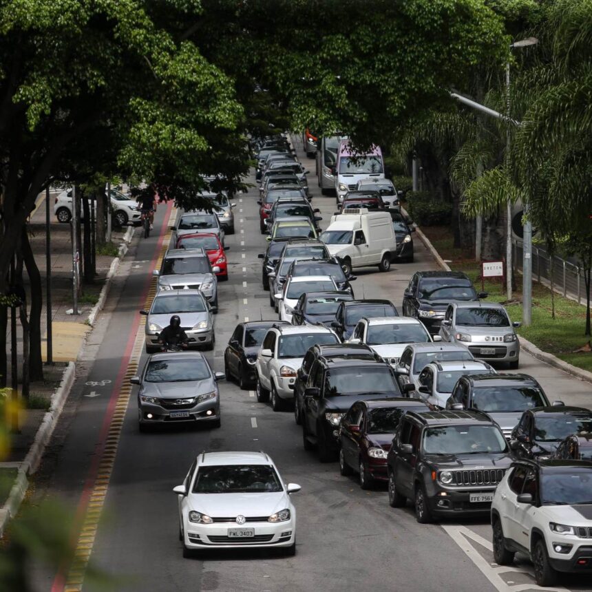 Fila de carros é vista na Avenida Rebouças, na zona oeste da capital paulista