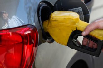 Funcionário de posto de gasolina abastece carro em São Paulo (22/08/2013)