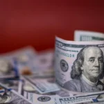 Dólar sobe com alta do petróleo, juros nos EUA e eleições no Brasil