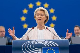 Ursula von der Leyen fala no Parlamento Europeu