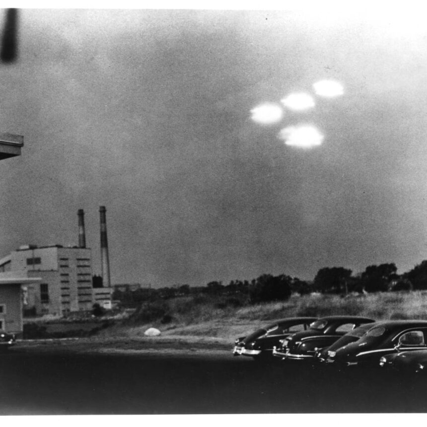 Livro Iminente aborda relatos sobre UAPs e atividade nuclear
