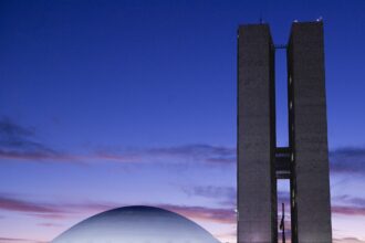 Prédio do Congresso Nacional durante o amanhecer