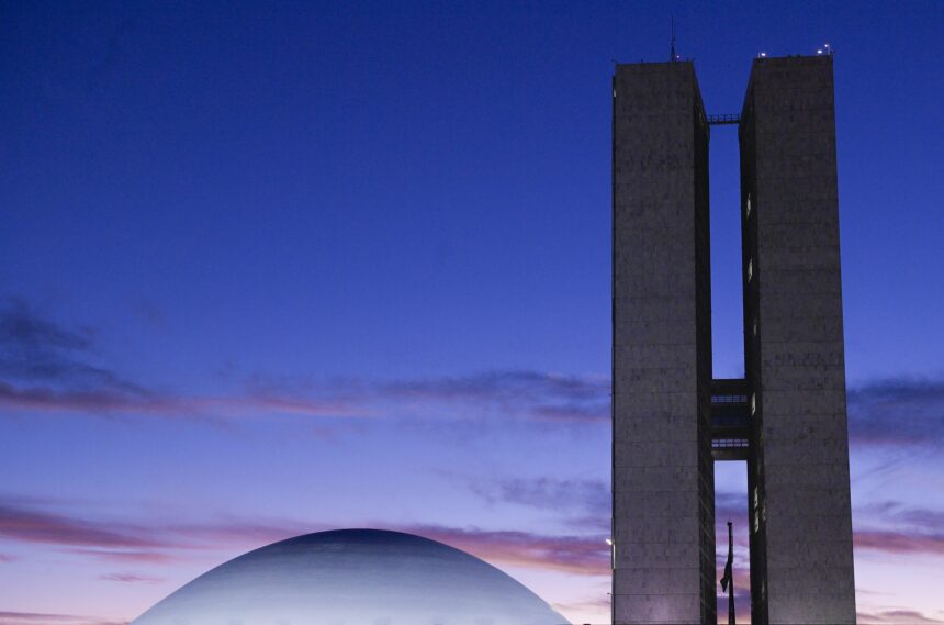 Prédio do Congresso Nacional durante o amanhecer