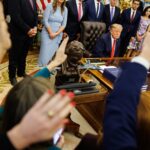 O presidente dos EUA, Donald Trump, responde a perguntas de repórteres no Salão Oval da Casa Branca