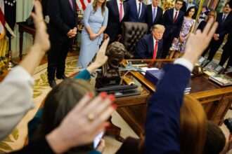 O presidente dos EUA, Donald Trump, responde a perguntas de repórteres no Salão Oval da Casa Branca