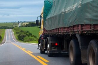 Caminhão de carga trafega em rodovia federal