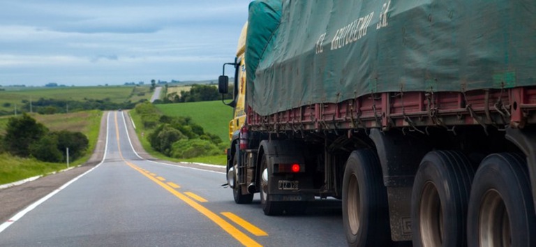 Caminhão de carga trafega em rodovia federal