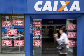 Agência da Caixa com cartazes de greve
