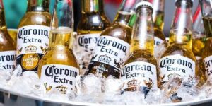 Garrafas de cerveja Corona