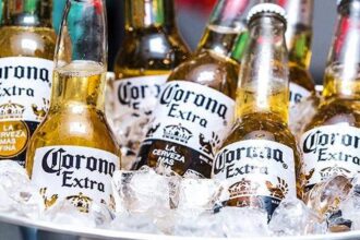 Garrafas de cerveja Corona