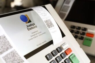 Pessoa usando o aplicativo e-Título para justificar ausência eleitoral