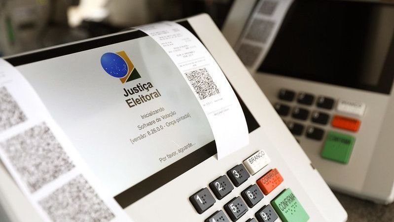 Pessoa usando o aplicativo e-Título para justificar ausência eleitoral