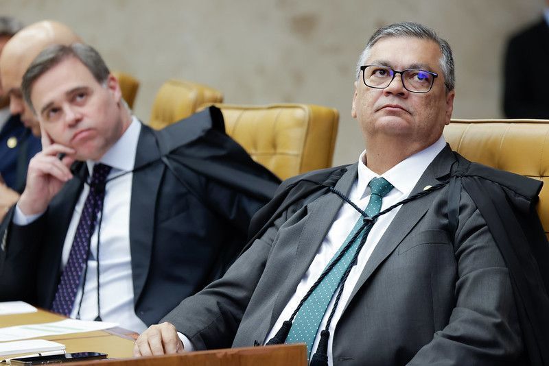 Os ministros André Mendonça e Flávio Dino durante sessão no STF nesta quarta-feira (21)