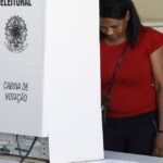 Urna eletrônica em seção de votação no Brasil