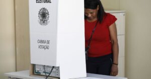 Urna eletrônica em seção de votação no Brasil