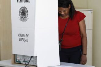 Urna eletrônica em seção de votação no Brasil