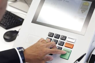 Urnas eletrônicas durante eleição no Brasil