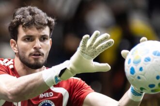 Otávio, goleiro do Cruzeiro, durante atuação pelo clube