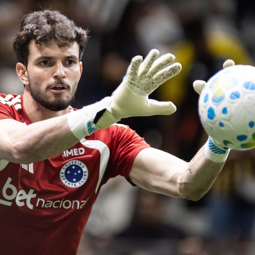 Otávio, goleiro do Cruzeiro, durante atuação pelo clube
