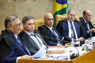 Fachada do Supremo Tribunal Federal em Brasília com a escultura A Justiça em primeiro plano