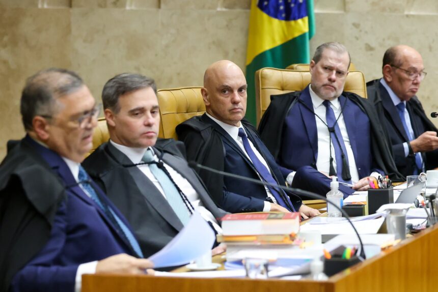 Fachada do Supremo Tribunal Federal em Brasília com a escultura A Justiça em primeiro plano