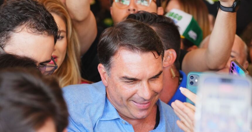 O senador Flávio Bolsonaro (PL-RJ) em ato de campanha na cidade de Juazeiro do Norte (CE)