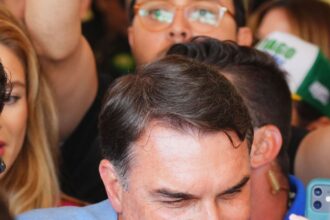 O senador Flávio Bolsonaro (PL-RJ) em ato de campanha na cidade de Juazeiro do Norte (CE)