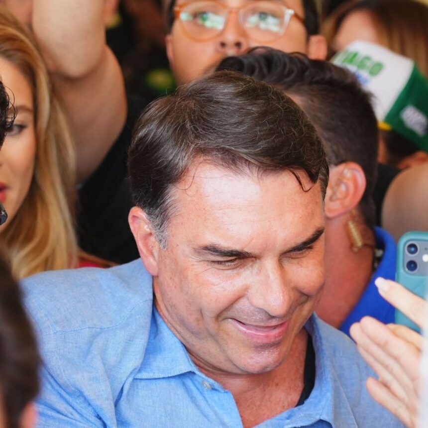 O senador Flávio Bolsonaro (PL-RJ) em ato de campanha na cidade de Juazeiro do Norte (CE)