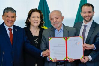 Presidente Luiz Inácio Lula da Silva durante anúncio de reajuste do Bolsa Família no Palácio do Planalto, acompanhado dos ministros Wellington Dias (Desenvolvimento Social), Miriam Belchior (Casa Civil) e Dario Durigan (Fazenda)