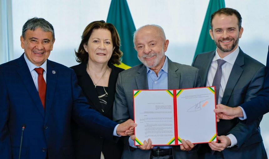 Presidente Luiz Inácio Lula da Silva durante anúncio de reajuste do Bolsa Família no Palácio do Planalto, acompanhado dos ministros Wellington Dias (Desenvolvimento Social), Miriam Belchior (Casa Civil) e Dario Durigan (Fazenda)