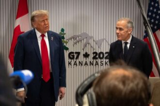 Donald Trump durante encontro internacional com bandeira do Canadá ao fundo