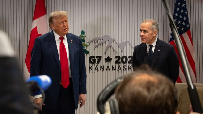 Donald Trump durante encontro internacional com bandeira do Canadá ao fundo