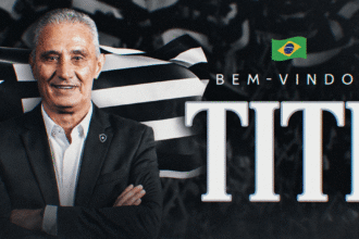 Treinador Tite em partida de futebol