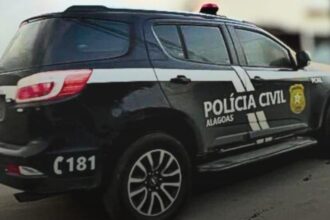 Carro após invadir residência no bairro Vergel do Lago, em Maceió
