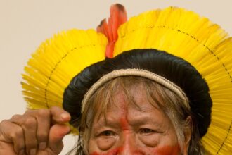 Cacique Raoni durante conferência sobre a campanha "Amazônia Urgente" em Genebra