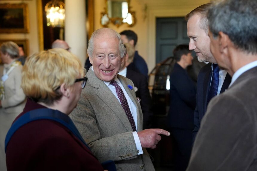 Rei Charles III conversa com autoridades em Dumfries House, na Escócia