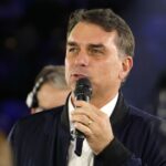 O senador e candidato à Presidência Flávio Bolsonaro (PL-RJ) durante a convenção que oficializou a candidatura à reeleição do governador de São Paulo, Tarcísio de Freitas (Republicanos)
