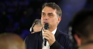O senador e candidato à Presidência Flávio Bolsonaro (PL-RJ) durante a convenção que oficializou a candidatura à reeleição do governador de São Paulo, Tarcísio de Freitas (Republicanos)