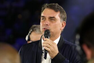 O senador e candidato à Presidência Flávio Bolsonaro (PL-RJ) durante a convenção que oficializou a candidatura à reeleição do governador de São Paulo, Tarcísio de Freitas (Republicanos)