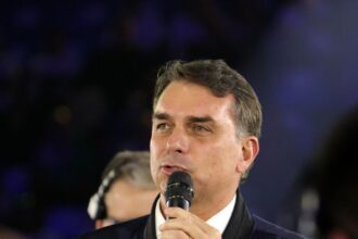 O senador e candidato à Presidência Flávio Bolsonaro (PL-RJ) durante a convenção que oficializou a candidatura à reeleição do governador de São Paulo, Tarcísio de Freitas (Republicanos)