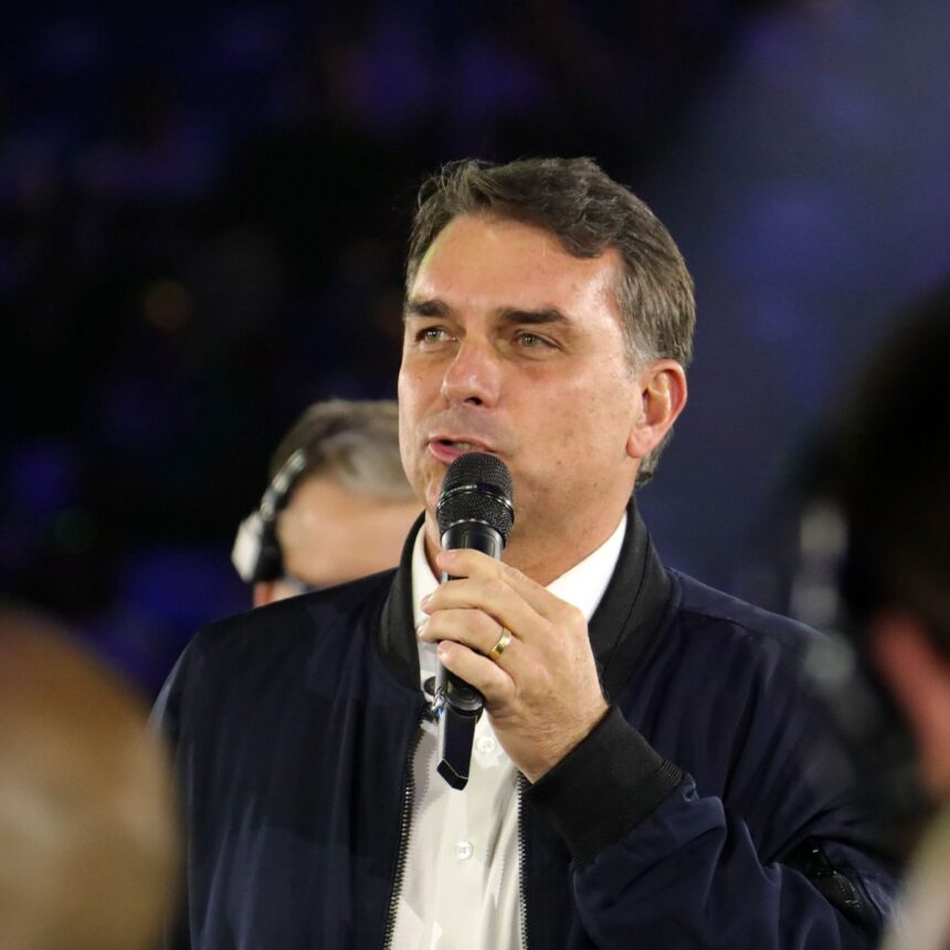 O senador e candidato à Presidência Flávio Bolsonaro (PL-RJ) durante a convenção que oficializou a candidatura à reeleição do governador de São Paulo, Tarcísio de Freitas (Republicanos)