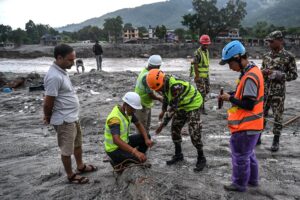 Nepal eleva para 1.451 número de mortos em desastre no Himalaia
