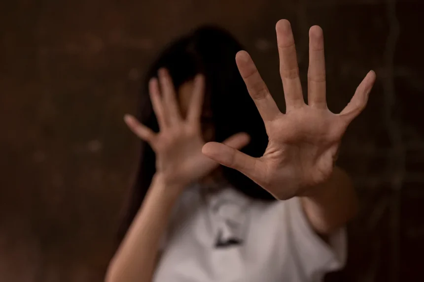Polícia prende padrasto da avó e tio por estuprar adolescente de 12 anos